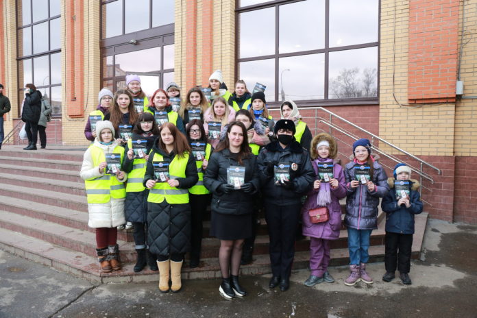 Государственная автоинспекция проводит информационно-разъяснительную работу с посетителями торгового центра «Центральный»