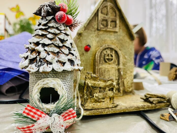 В Подольской библиотеке №21 состоялся мастер-класс по новогодним поделкам