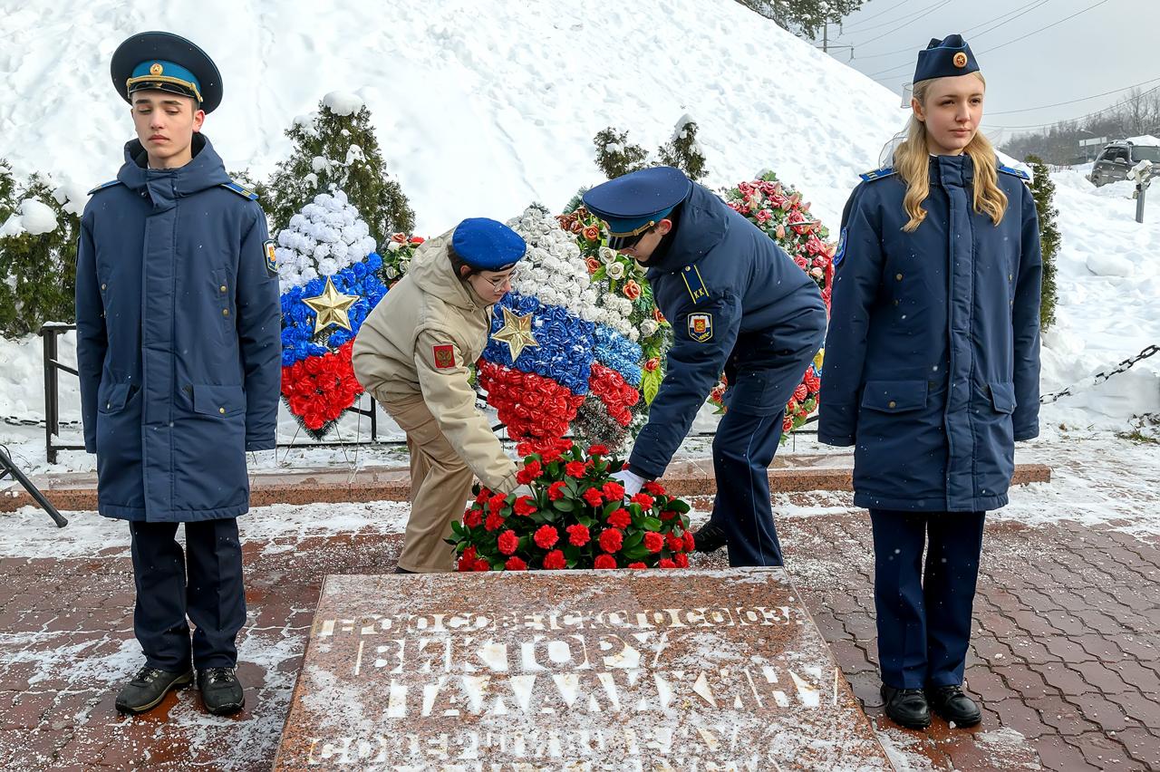 В Кузнечиках почтили память героев: возложение цветов у мемориала Виктору Талалихину в День освобождения Московской области