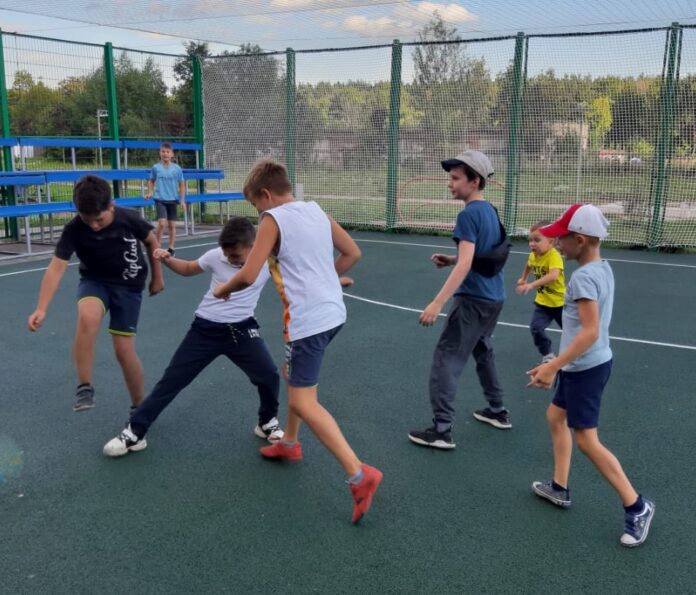 Спортивную площадку отремонтировали во дворе многоэтажного дома на улице Генерала Смирнова в Кузнечиках