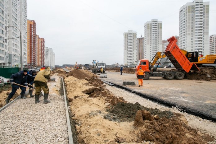 В округе продолжается строительство автомобильной дороги