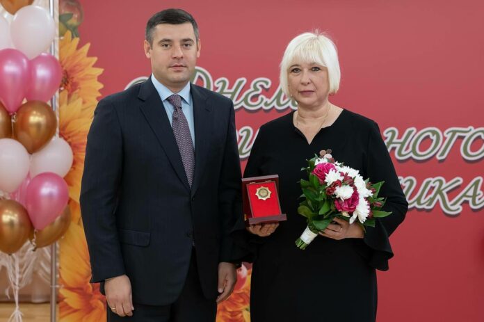 Единороссы поздравили воспитателей Подольска с профессиональным праздником