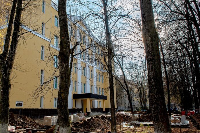 Ход капитального ремонта школы №5 в Климовске проконтролировал Николай Пестов