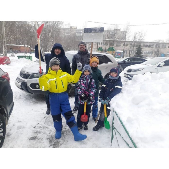 Глава муниципалитета Николай Пестов поблагодарил жителей за помощь управляющим компаниям в уборке снега