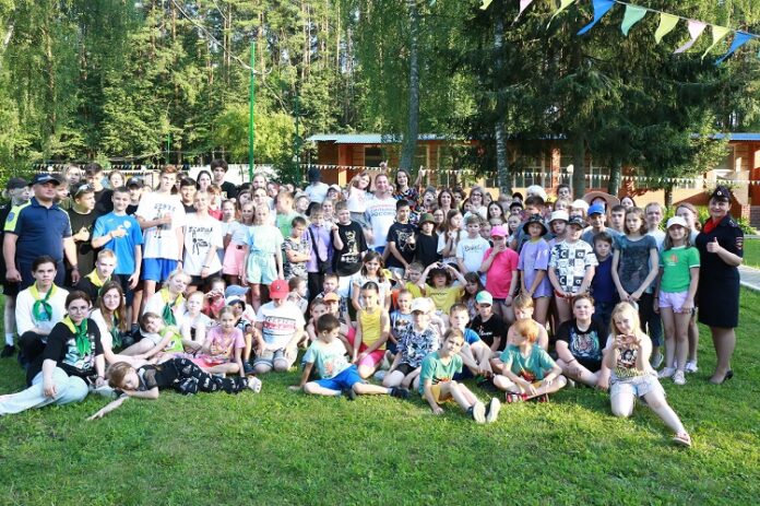 В летних оздоровительных лагерях Подмосковья автоинспекторы и именитые спортсмены проводят практикумы «Спорт и ПДД...