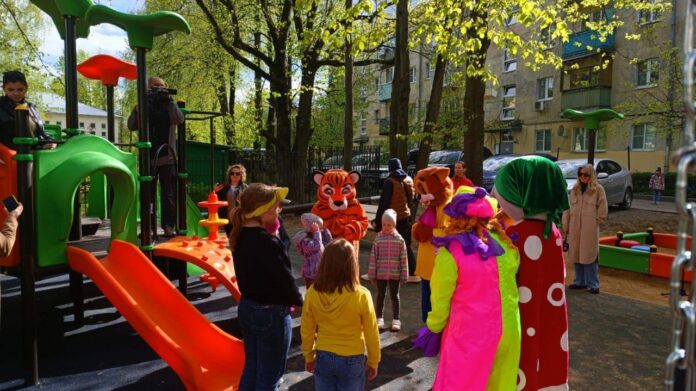 В микрорайоне Климовск появилась ещё одна новая детская площадка