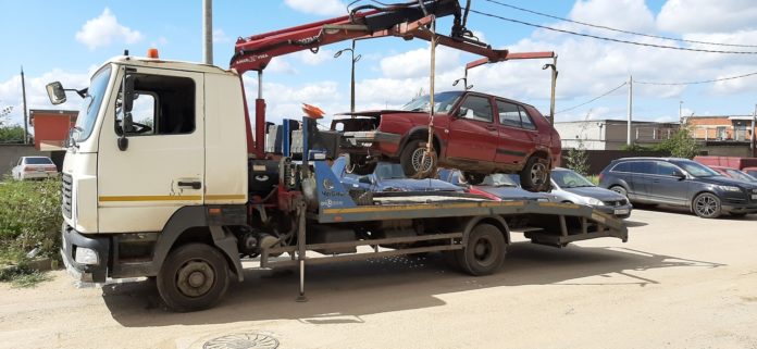 На территории микрорайона Кузнечики ведутся работы по удалению брошенного и разукомплектованного автотранспорта