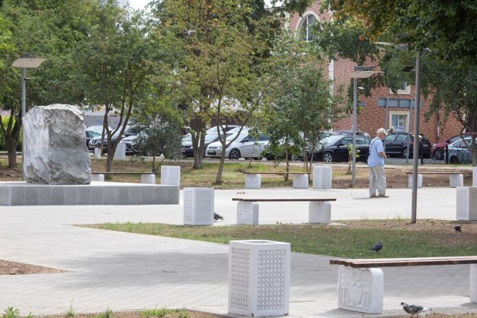 В Подольске благоустроили сквер у памятного камня Жертвам политических репрессий