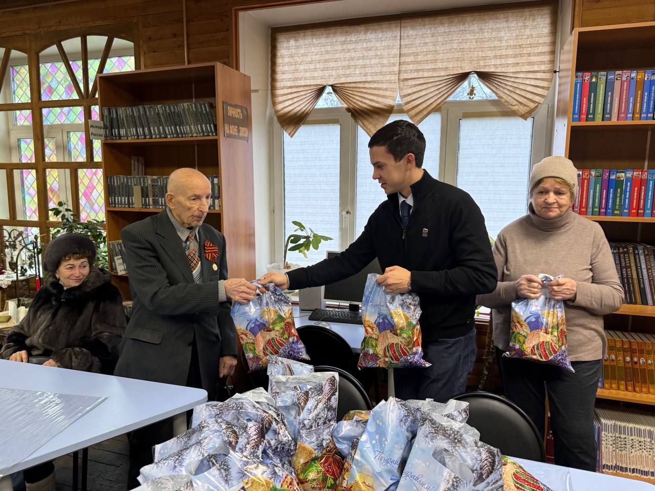 Новогоднее «Доброе дело»: депутат поздравил активистов общества инвалидов