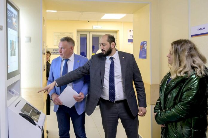 Первый в регионе терминал видеоконсультирования МосОблЕИРЦ открыли в Подольске