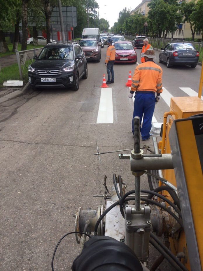 В микрорайоне Климовск продолжаются дорожные работы