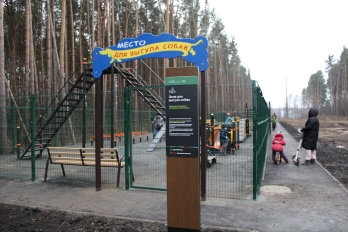 В парке «Дубрава» в Городском округе Подольск завершаются работы по установке площадки для выгула...