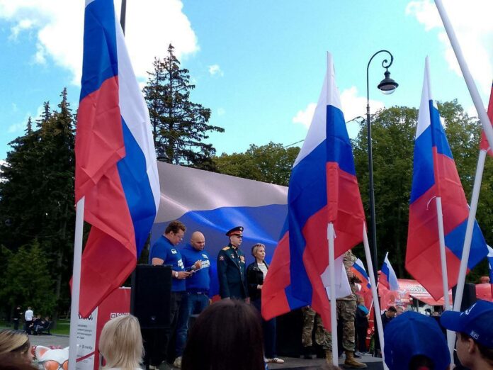 2 000 активистов «Молодой Гвардии» торжественным шествием прошли по набережной Северного речного вокзала в...