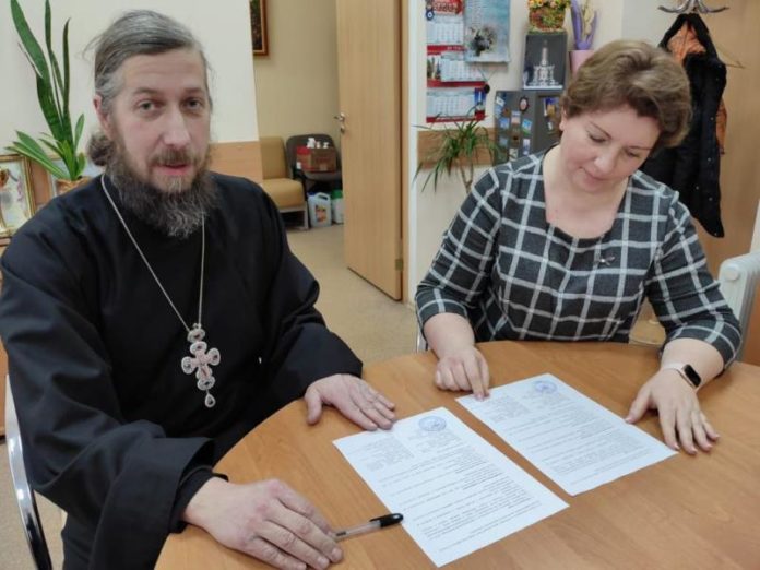 Подписан договор о совместной деятельности между Знаменским храмом и Дубровицкой школой