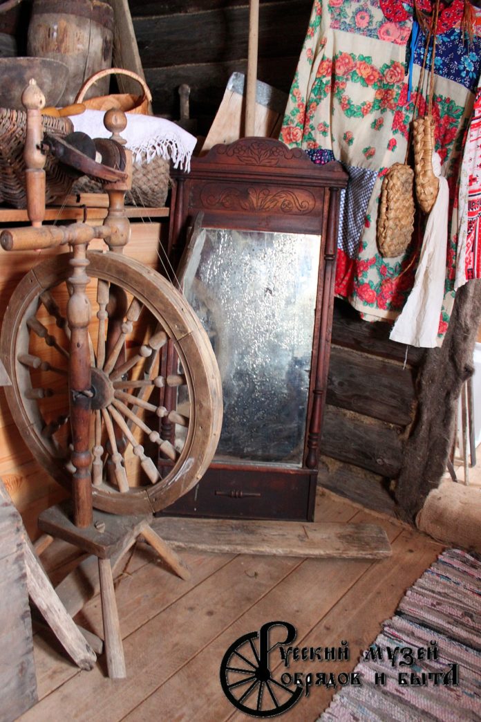 Работники «Русского музея обрядов и быта» ведут тщательную работу по сбору и сохранению историко-культурного...