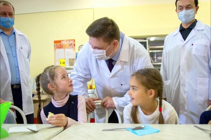 Глава муниципалитета Николай Пестов проверил организацию горячего питания школьников