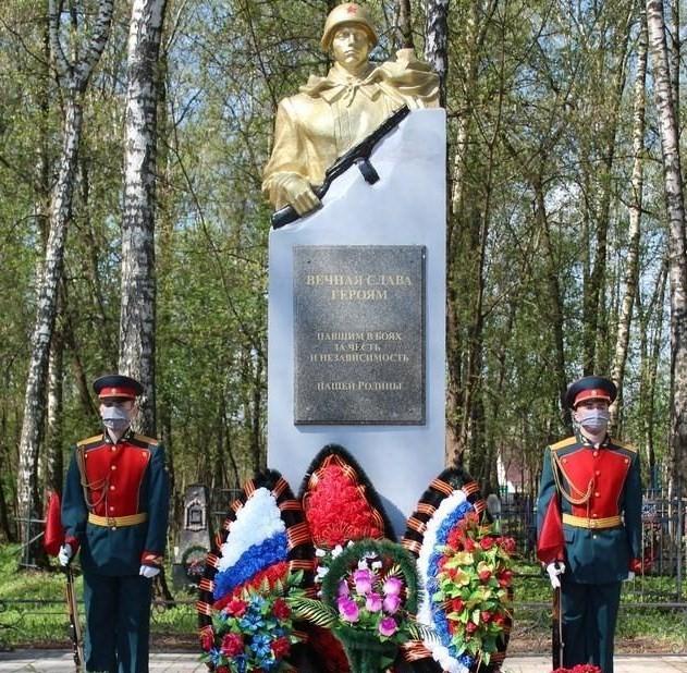Еще шесть фамилий воинов высечено на мемориальной доске у Братской могилы на старом кладбище...