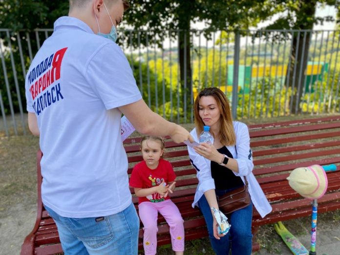 Активисты подольского отделения МГЕР раздали горожанам тематические открытки