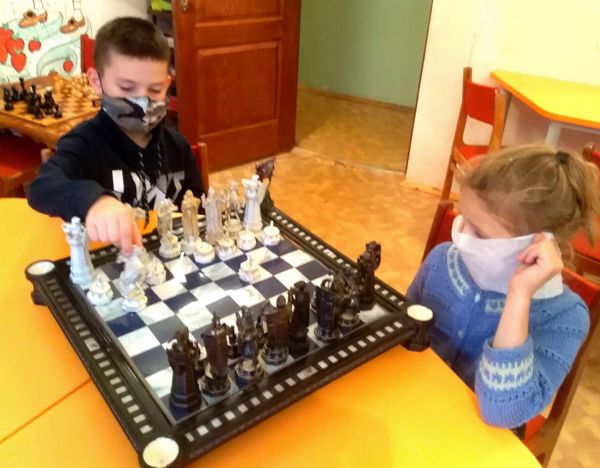 Библиотека № 27 приглашает юных подольчан поиграть в шахматы