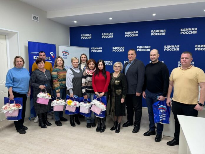 Однопартийцы в честь Дня рождения Партии «Единая Россия» поздравили лучших активистов и вручили партийные...