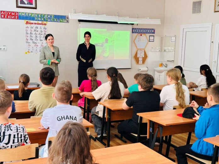 Школьников Подольска познакомили с профессией бортпроводника