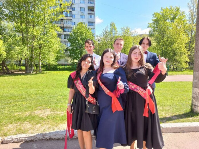 Для выпускников школы № 27 округа прозвенел последний школьный звонок