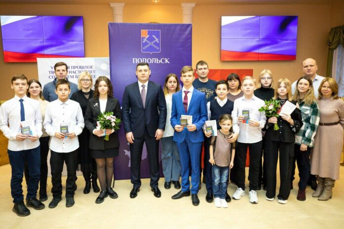 Глава Подольска вручил паспорта семи юным жителям Подольска