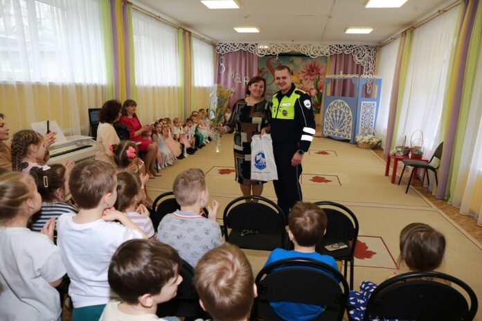 Сотрудники Госавтоинспекции Московской области поздравляют учителей и воспитателей с самым весенним праздником