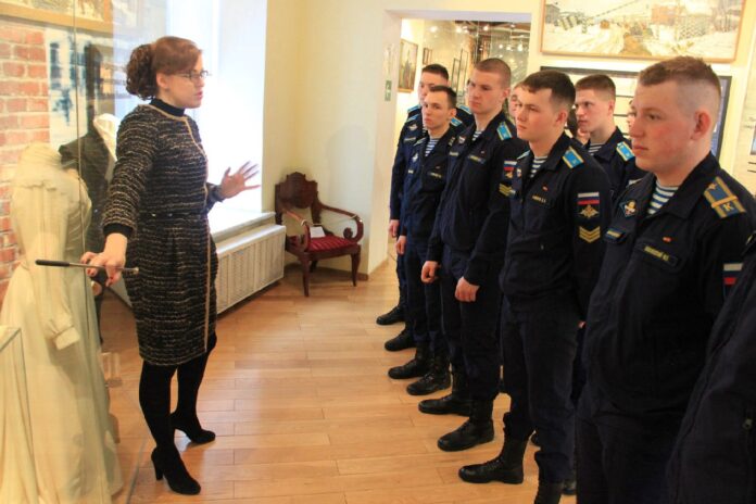 Подольский краеведческий музей посетили курсанты Рязанского гвардейского высшего воздушно-десантного командного училища