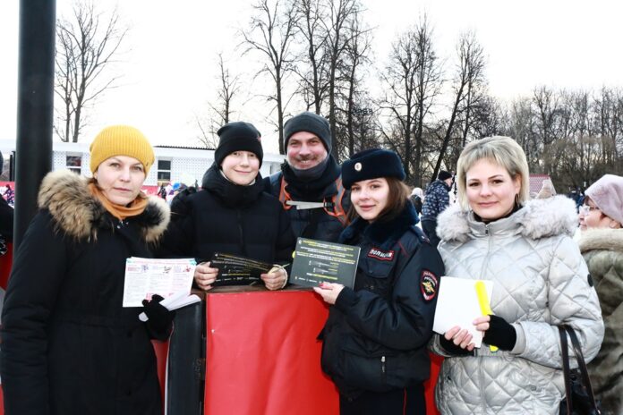 Подмосковные полицейские провели профилактическую акцию «Безопасная зима» в одном из парков Подольска