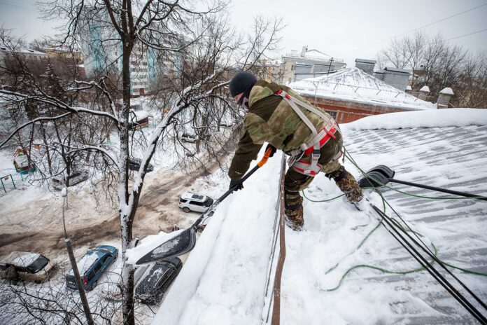 Продолжается работа по уборке наледи с крыш домов
