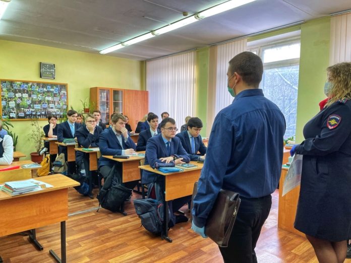 Сотрудники полиции и общественники провели профилактическую беседу со старшеклассниками