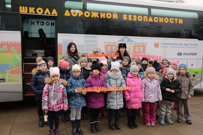 В Подольске проходят обучающие тренинги для школьников с использованием автобуса-тренажера