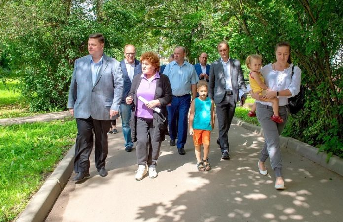 Ход работ по благоустройству в жилгородке микрорайона Климовск проконтролировал Николай Пестов