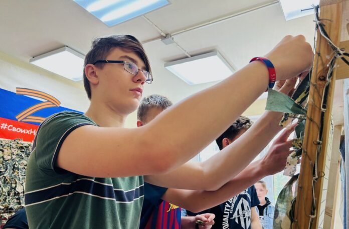 В Г.о. Подольск провели очередной мастер-класс по плетению маскировочных сетей для защитников Родины