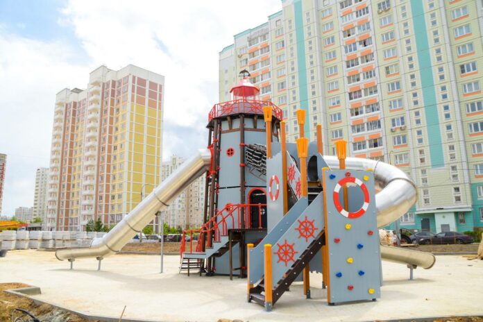 Детский игровой комплекс установили на новом участке бульвара 65-летия Победы