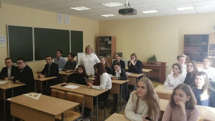 Сотрудник Климовского отдела ЗАГС провела деловую игру со старшеклассниками