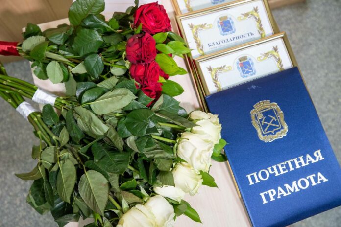 Секретарь местного отделения партии «Единая Россия» Дмитрий Жариков наградил тех, кто ежедневно заботится о...