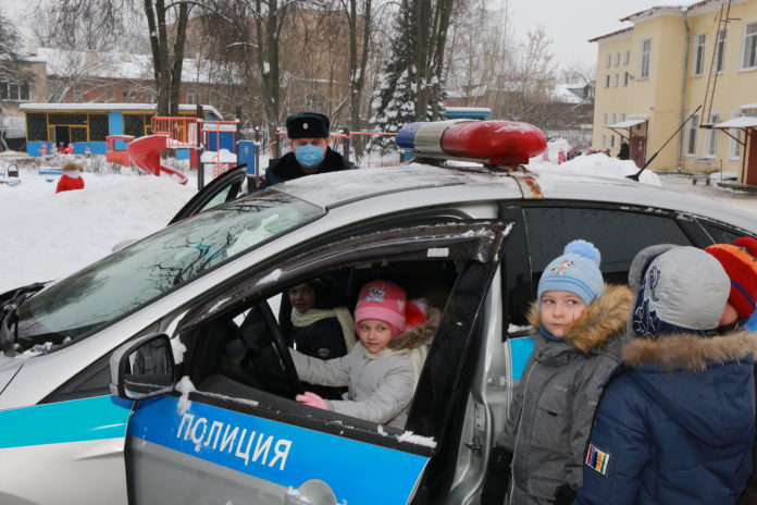 Автоинспекторы напомнили дошкольникам о важности соблюдения ПДД