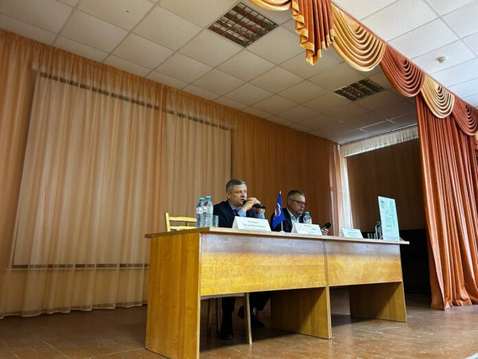 Специалисты администрации из сфер ЖКХ и благоустройства провели встречу в мкр. Южный