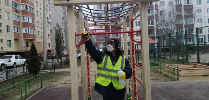 В мкр. Климовск проводят дезинфекцию детских игровых площадок