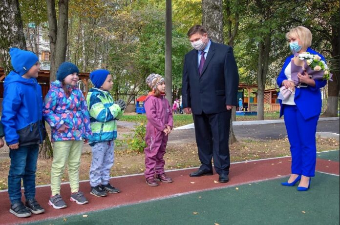 Глава муниципалитета поздравил коллектив детского сада №67 «Ивушка» с профессиональным праздником