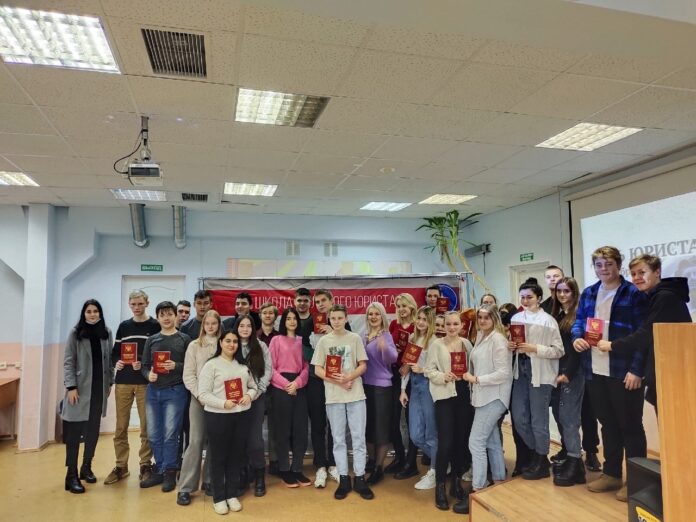 Первокурсникам подольского колледжа подарили Конституцию Российской Федерации