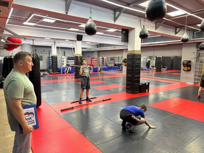 В спортивном клубе «Патриот» разминку провел депутат Юрий Стрелков