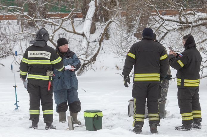 О толщине льда на Пахре сообщили в Подольском ТУ ГКУ МО «Мособлпожспас» 16 января