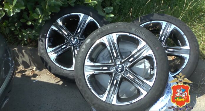 В Подольске сотрудники полиции задержали серийных похитителей автомобильных колес