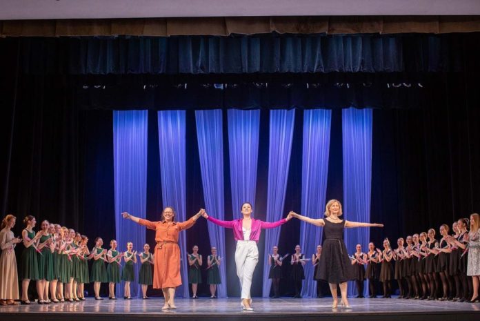 На сцене ДК «Октябрь» прошел выпускной класс-концерт «Школы танца Е. Морозовой»