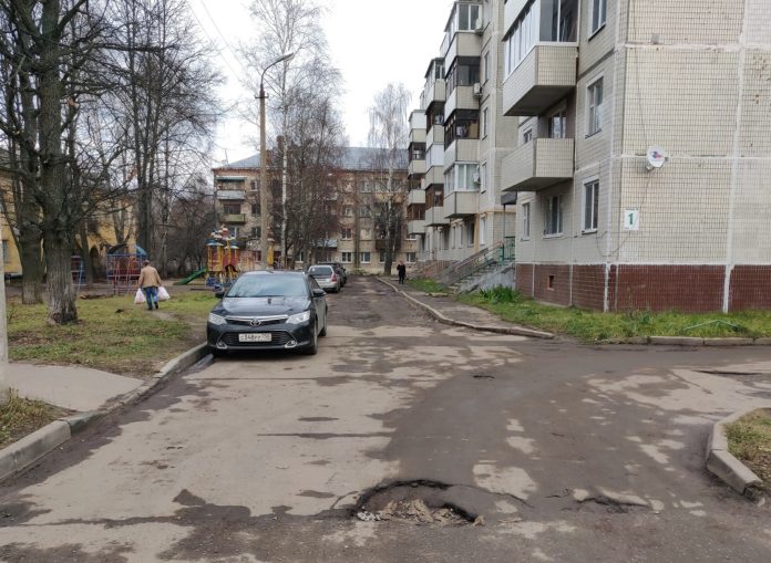 У трех корпусов на улице Школьной, 50 в микрорайоне Климовск отремонтируют асфальт