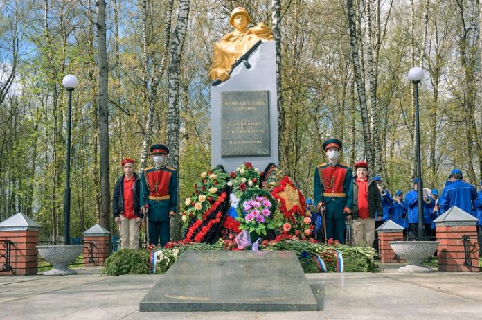 Память павших почтили у Братской могилы в микрорайоне Климовск