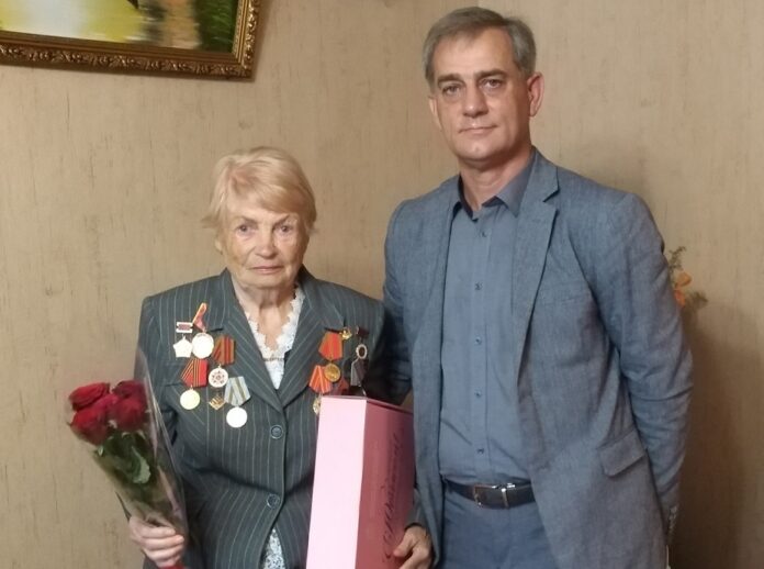 Поздравления с 90-летием принимала труженик тыла Тамара Егоровна Воскобоева-Боклач 14 сентября
